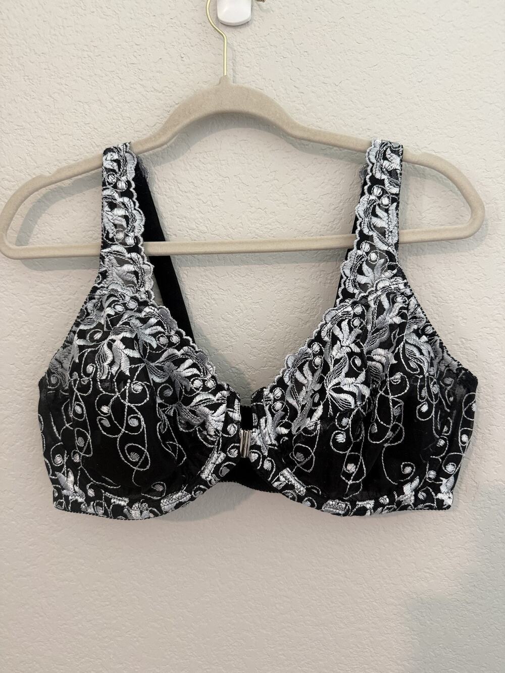 Ambrielle Black Floral Embroidered Lace Underwire Bra 40C Lined Front Clasp